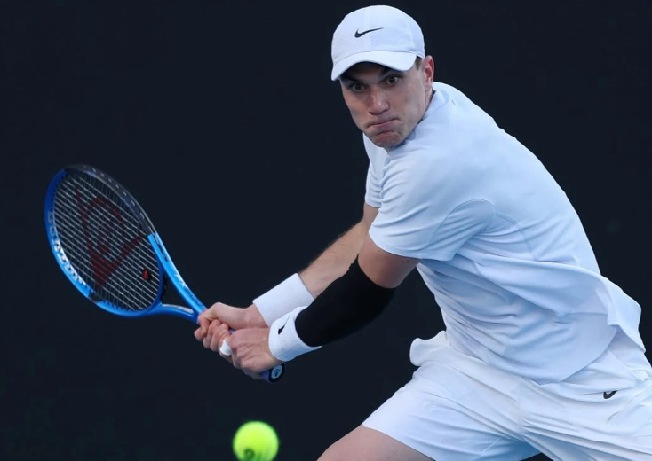 Iga Świątek przygotowuje się do półfinałowego starcia z Madison Keys podczas Australian Open 2025